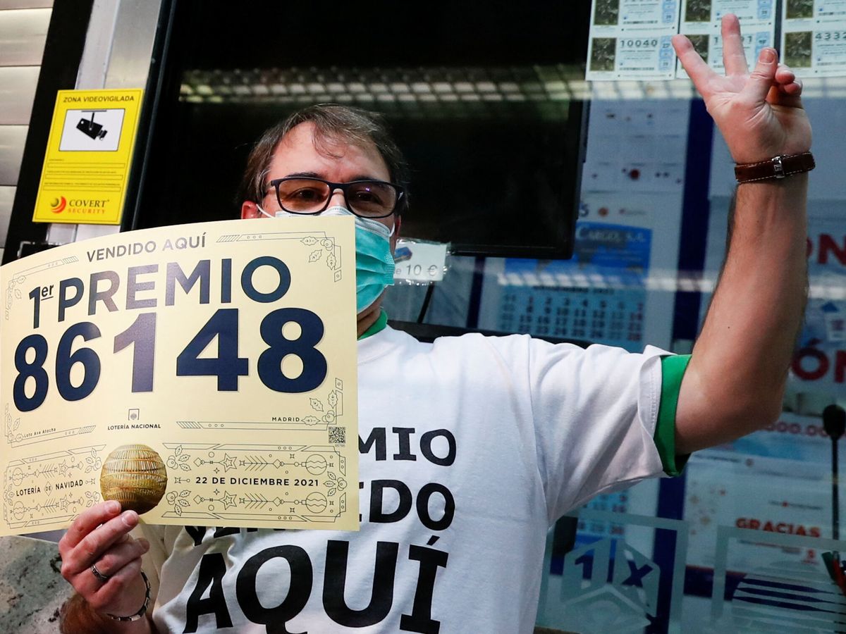 Foto: El lotero de la administración de la Estación de Atocha que vendió el décimo ganador en la Lotería de Navidad. (Reuters)