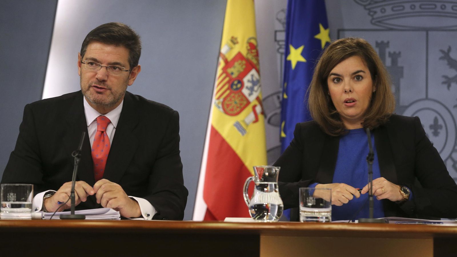 Foto: El ministro de Justicia, Rafael Catalá, y la vicepresidenta del Gobierno, Soraya Saénz de Santamaría. (EFE)