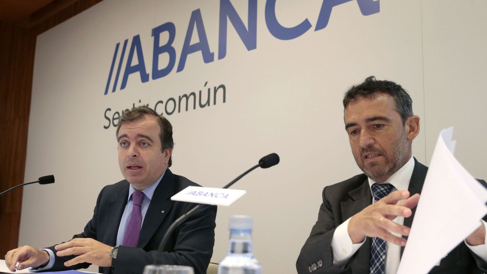 Foto: El consejero delegado de Abanca, Francisco Botas (i), y el director general de Abanca Seguros, Álvaro García Diéguez. (EFE)