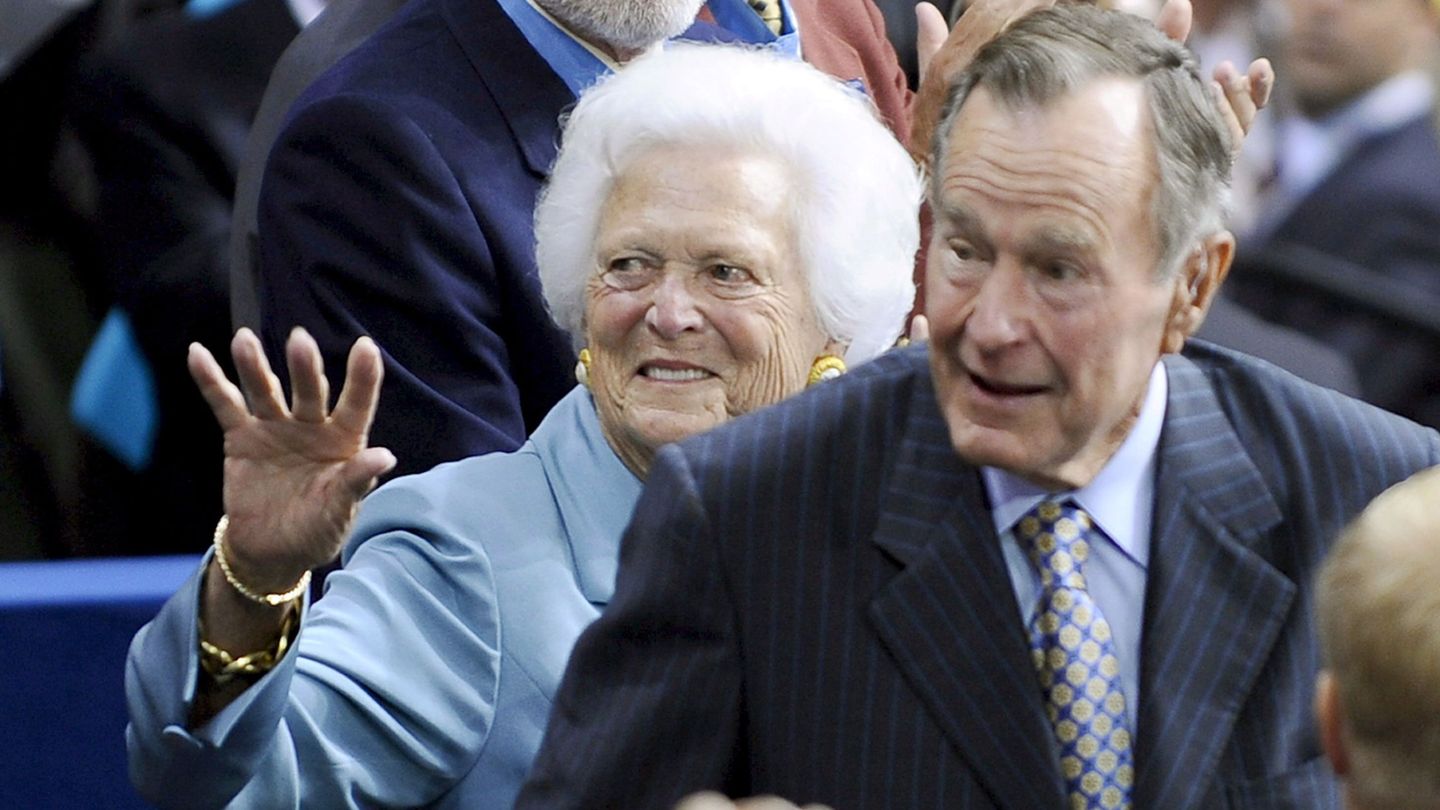 THM22. St. Paul (United States), 02 09 2008.- (FILE) - Former President George H.W. Bush (R) and former First Lady Barbara Bush (L) arrive during the second session of the 2008 Republican National Convention in the Xcel Energy Center in St. Paul, Minnesota, USA, 02 September 2008 (reissued 01 December 2018). According to media reports, George H. W. Bush died at the age of 94 on 30 November 2018. George H.W. Bush was the 41st President of the United States (1989ñ1993). (Estados Unidos) EFE EPA TANNEN MAURY