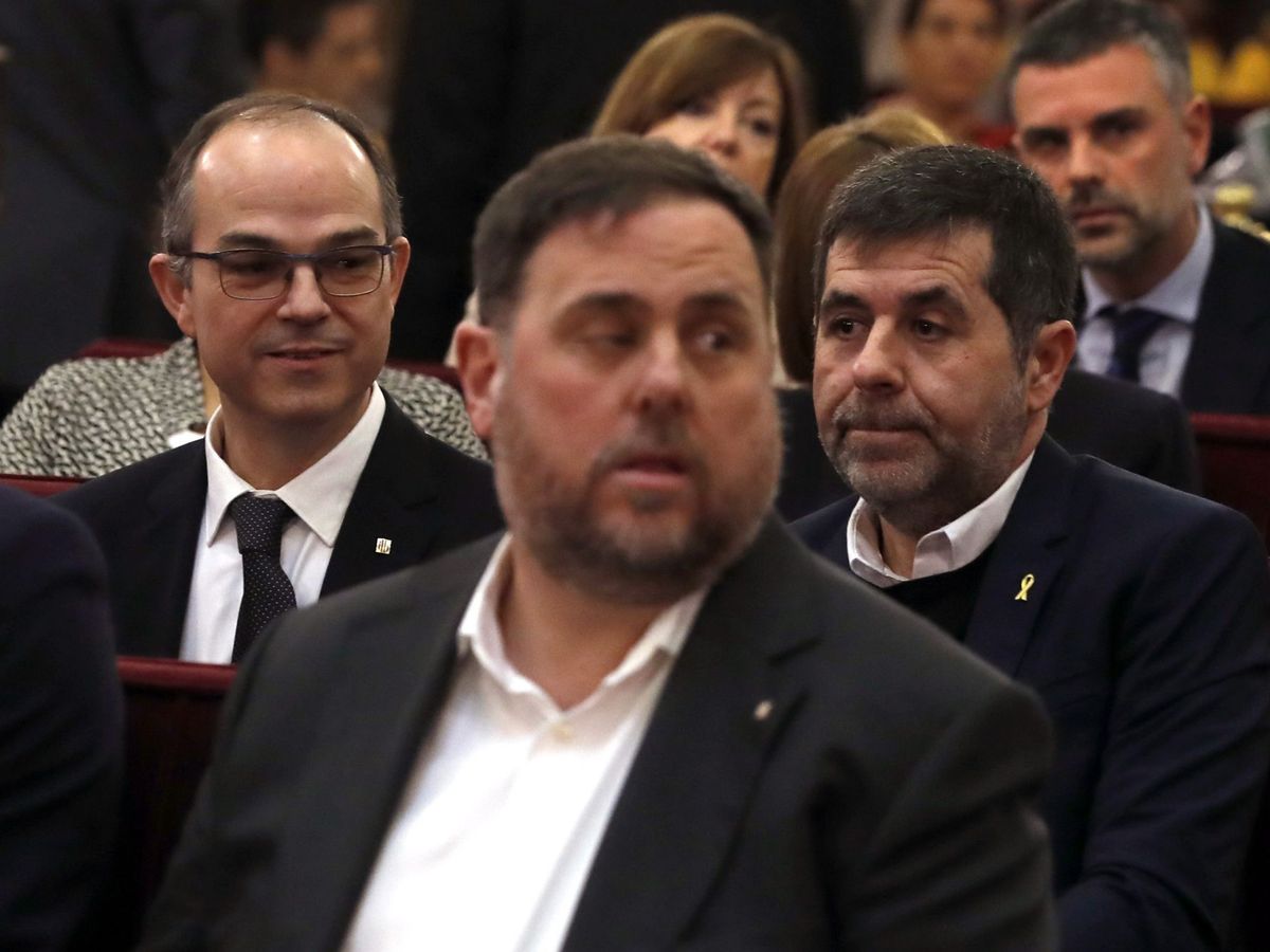 Foto: El exvicepresidente de la Generalitat, Oriol Junqueras (c), junto a Jordi Turull (i) y Jordi Sánchez en el Supremo. (EFE)
