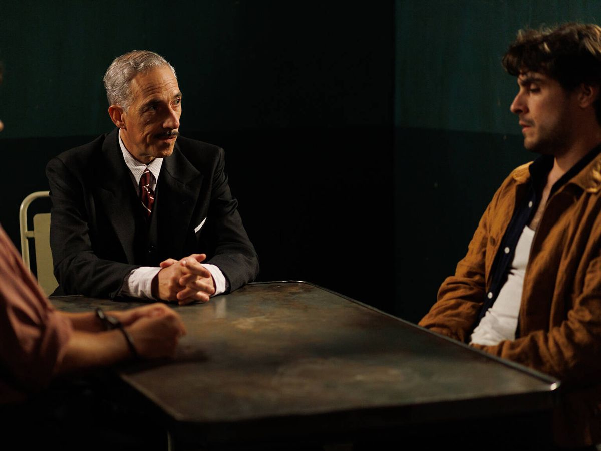 Foto: Emilio y Raimundo son interrogados durante el capítulo 40 de 'La Moderna' (RTVE)