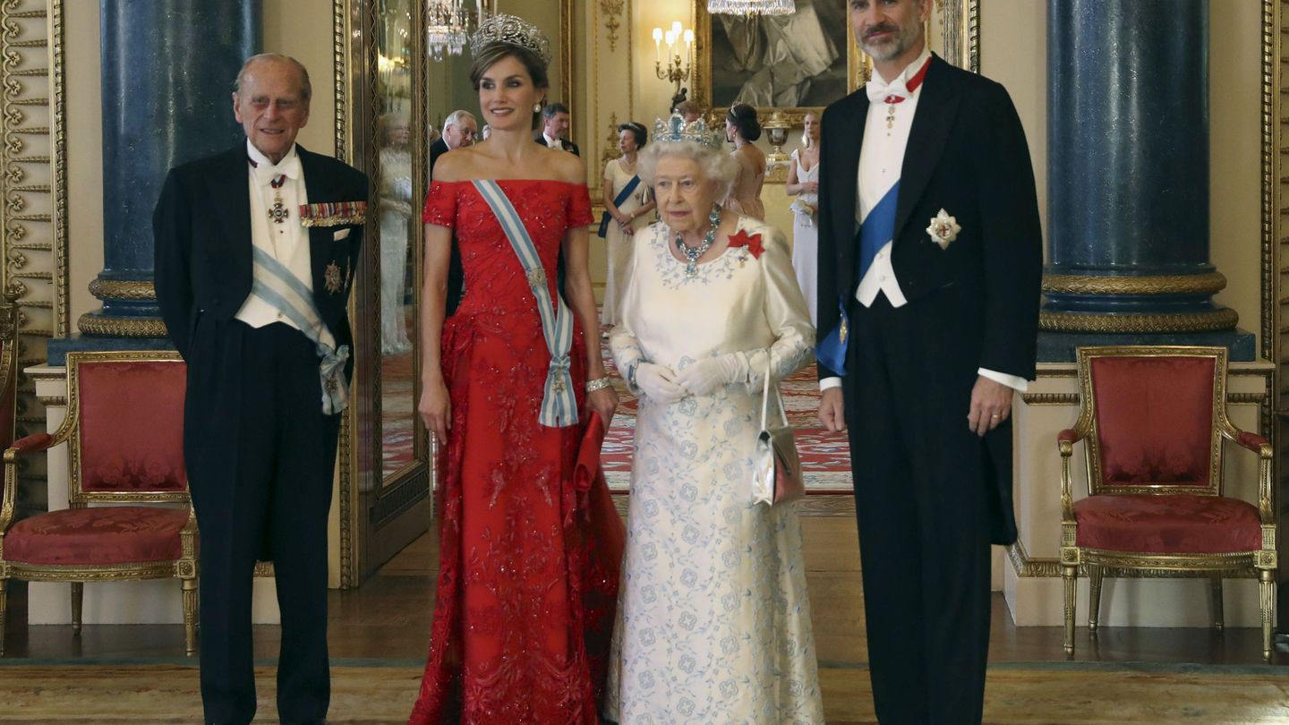 Los Reyes con Isabel II y el duque de Edimburgo. (EFE)