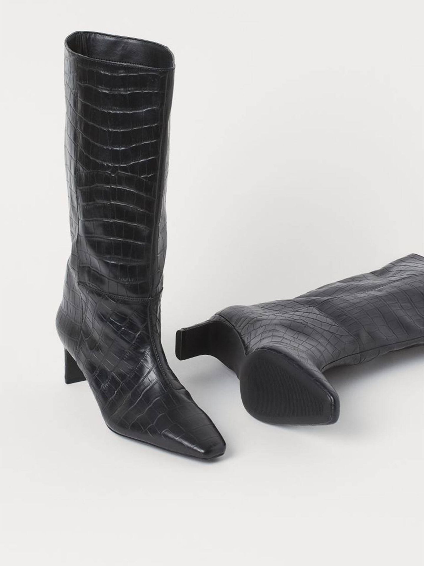 Las botas de HyM para combinar con el vestido negro. (HyM/Cortesía)