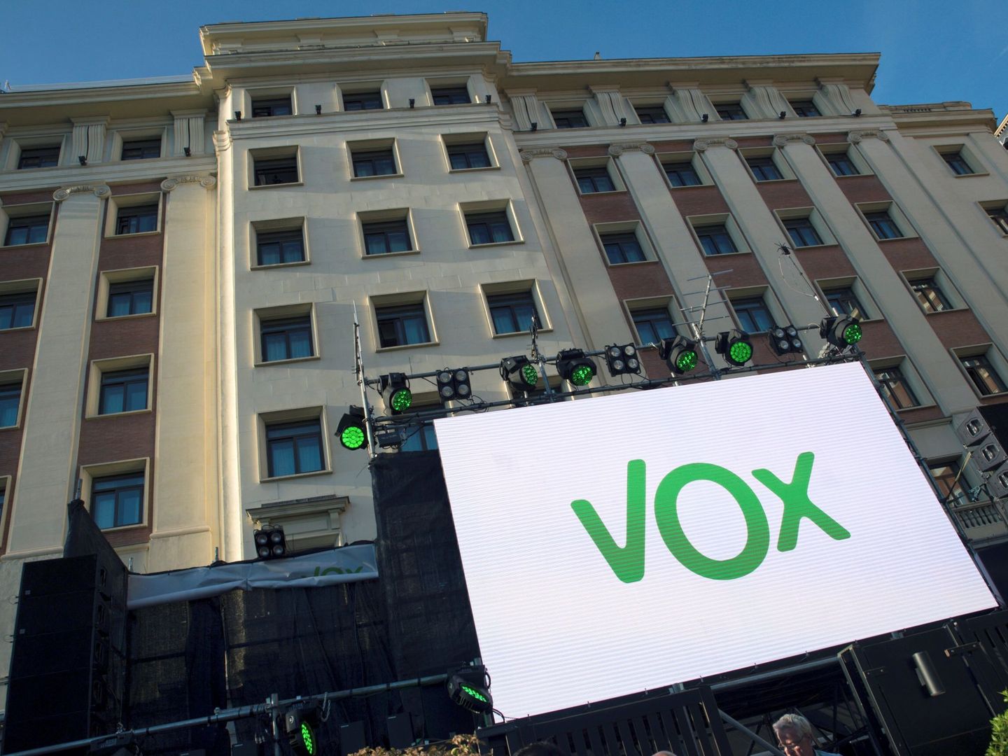 La formación política Vox en la madrileña Plaza Margaret Thatcher, junto al hotel Fénix, donde celebrará la noche electoral. (EFE)