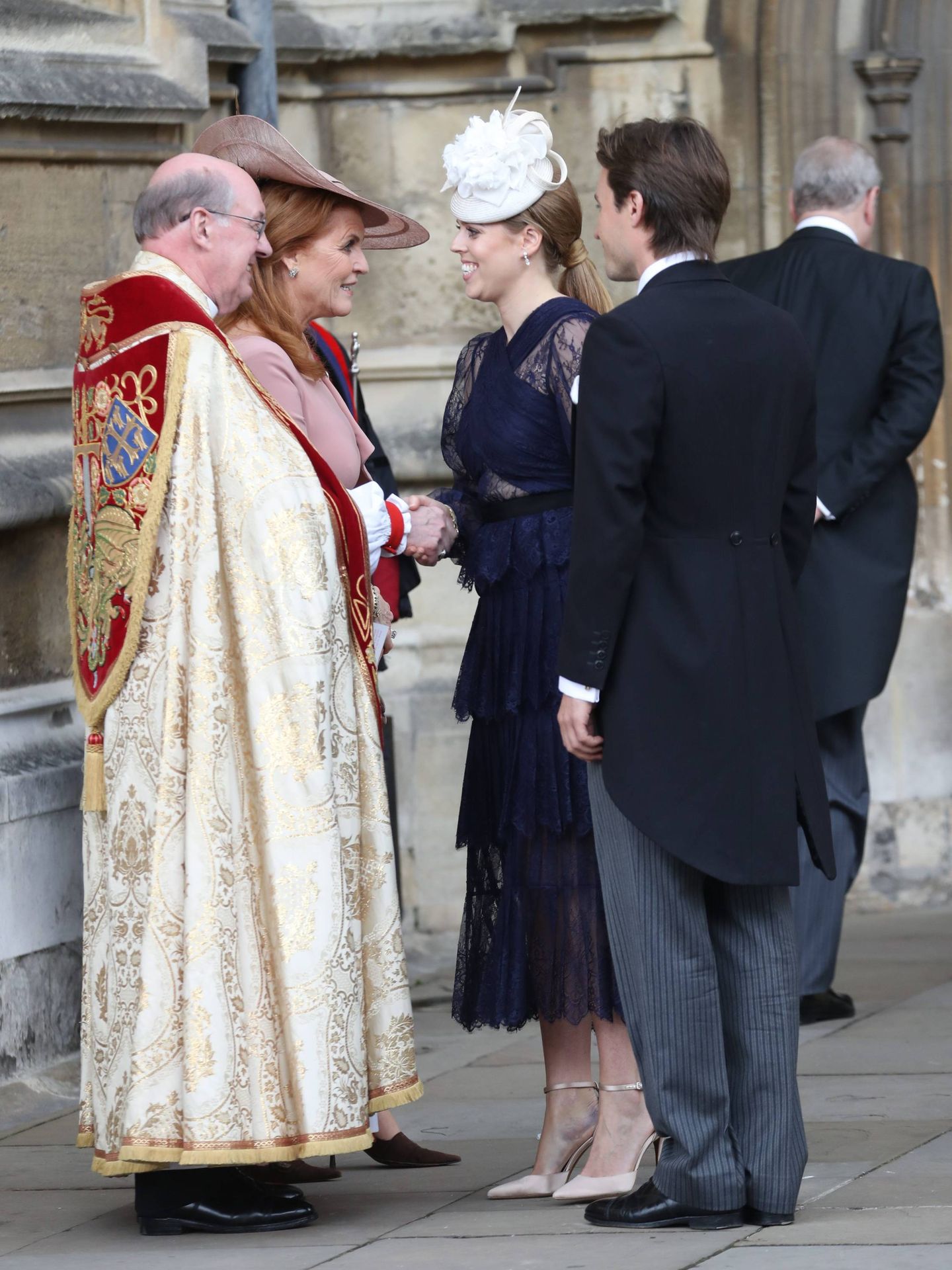 Beatriz de York y Edo Mapelli en la boda de Lady Gabriella Windsor. (Cordon Press)