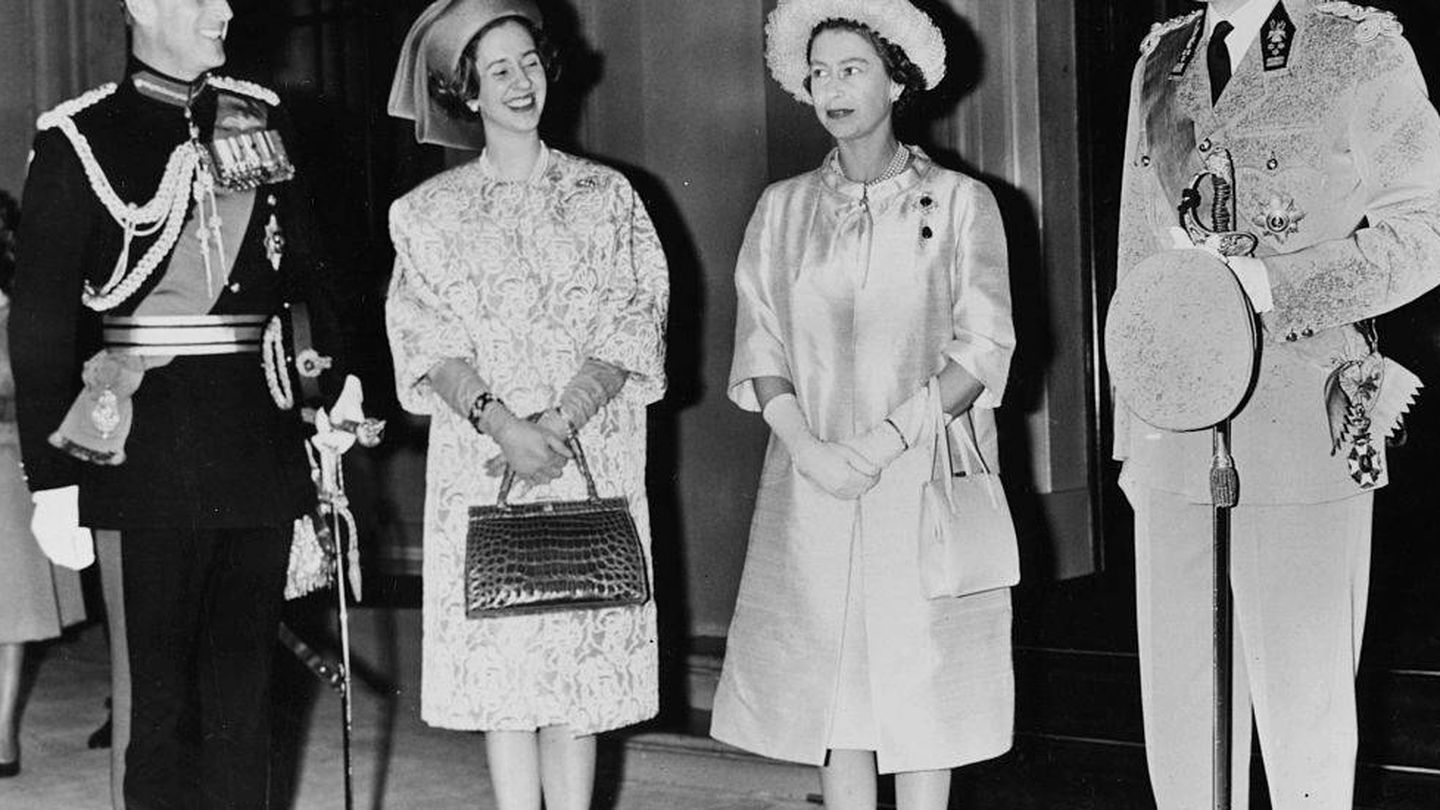 Balduino y Fabiola de Bélgica junto a Isabel II y el príncipe Felipe en 1963. (Getty)