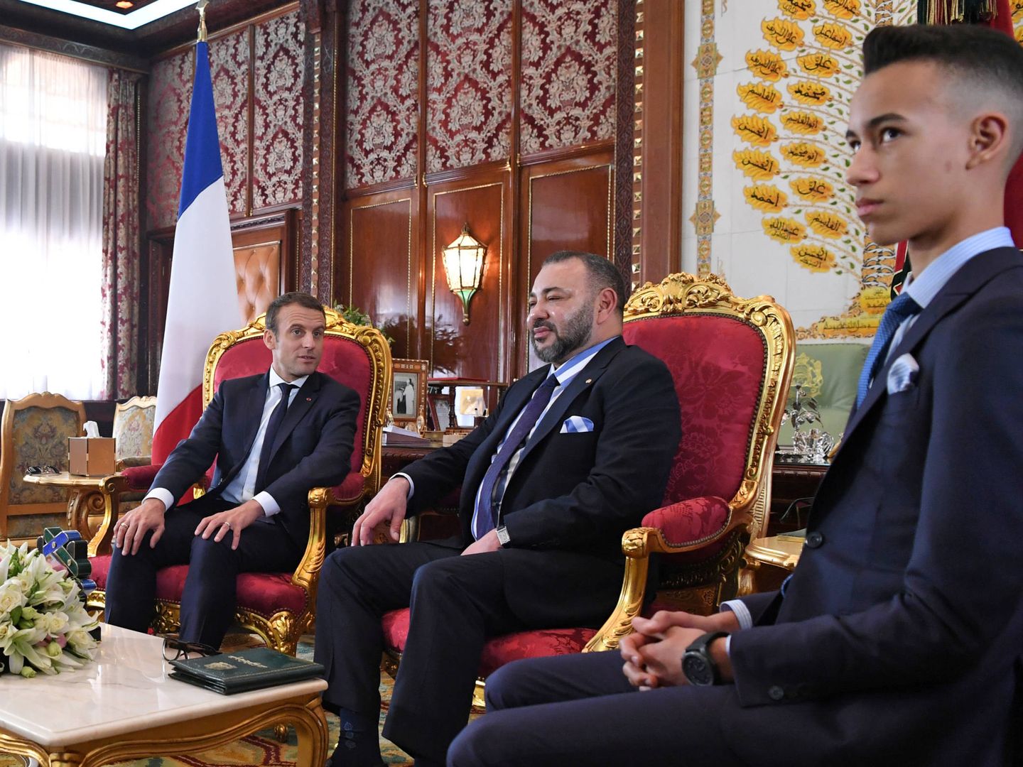 Emmanuel Macron durante su encuentro con el rey Mohamed VI, en Rabat. (Reuters)
