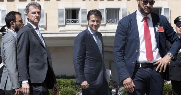 Foto: El designado primer ministro italiano Giuseppe Conte (c) sonríe mientras se dirige a mantener una reunión con el presidente del Parlamento, Roberto Fico, en Roma. (EFE)