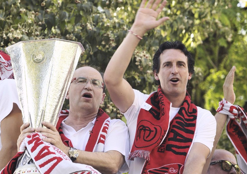 Foto: José Castro y Unai Emery celebrando la Europa League por las calles de Sevilla (Efe).