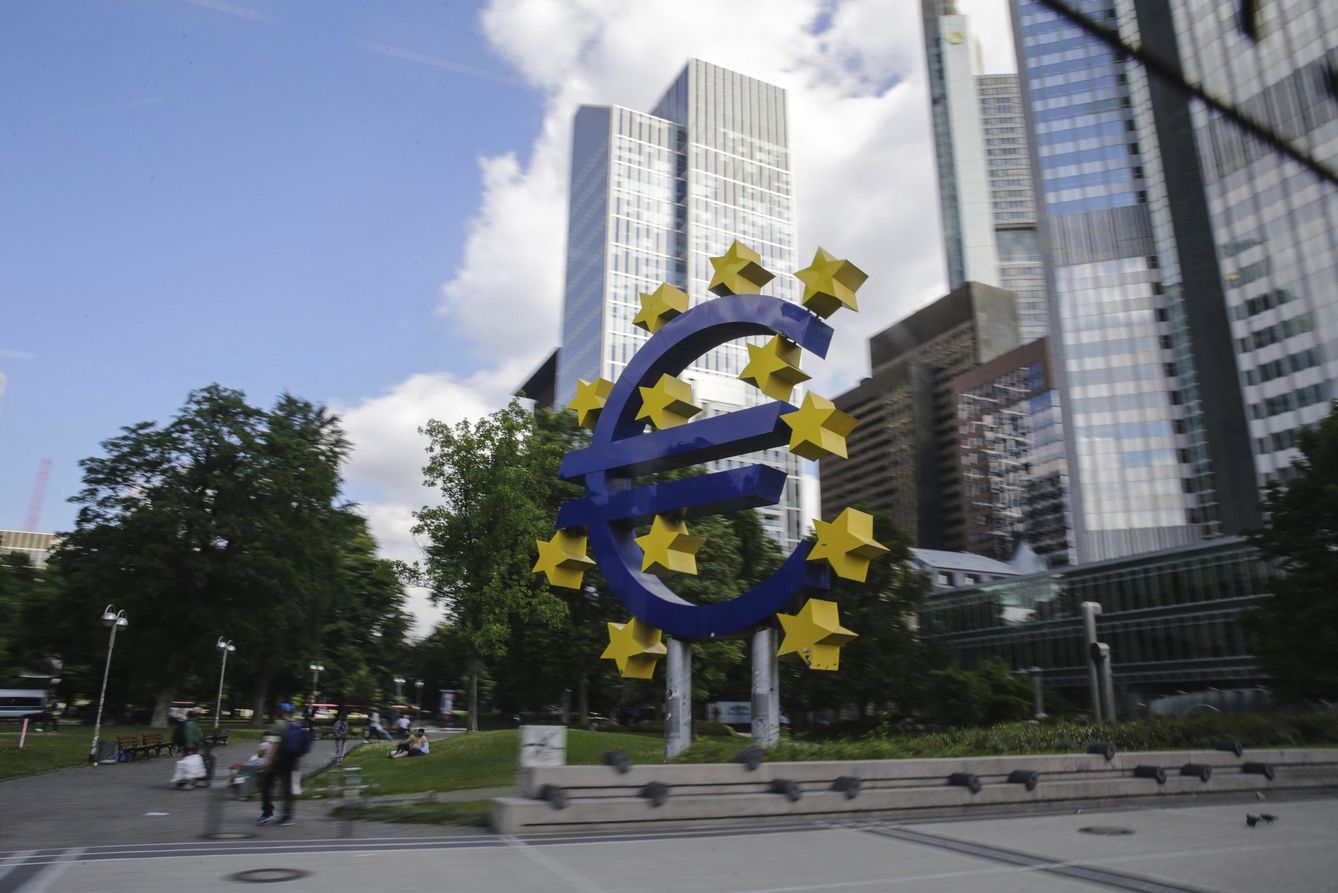 Vista de la escultura del euro delante de la sede del Banco Central Europeo en Fráncfort (Alemania). (EFE) 