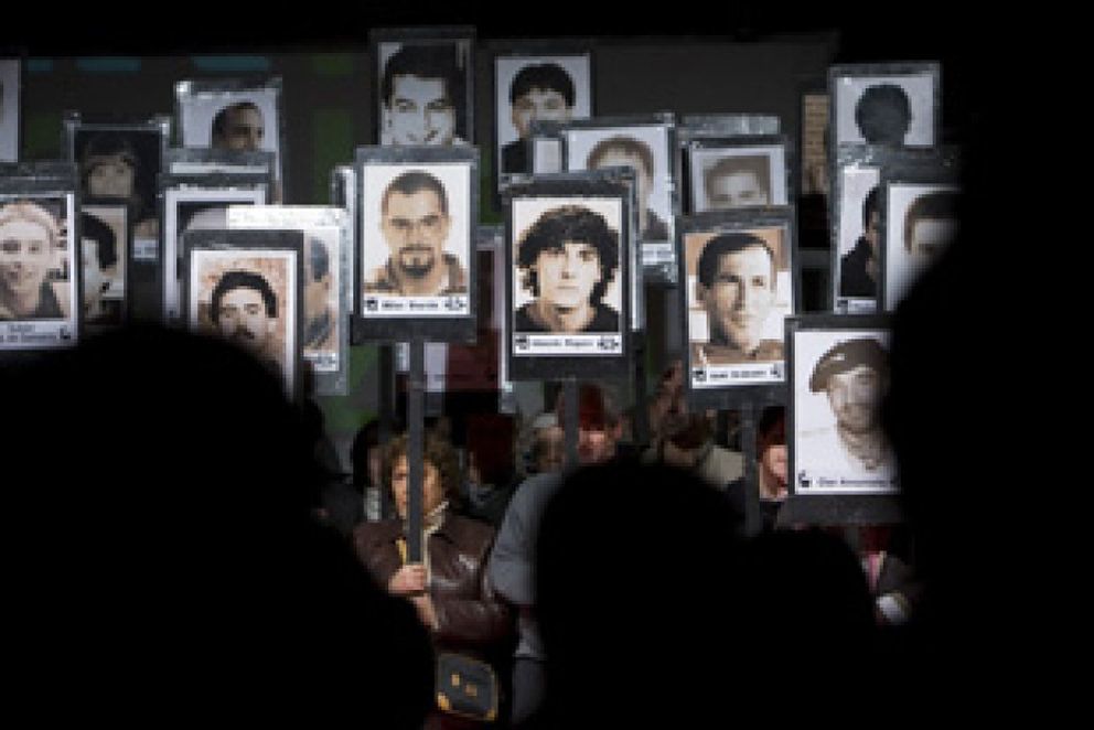 Foto: El Gobierno recurre las ayudas de Ibarretxe a los familiares de presos de ETA