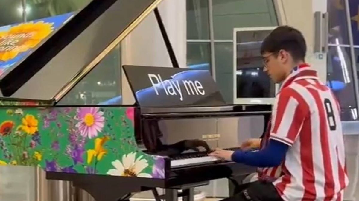 La sorpresa para los aficionados del Atlético al llegar al aeropuerto tras ser eliminados en Champions: así sonó el himno a piano
