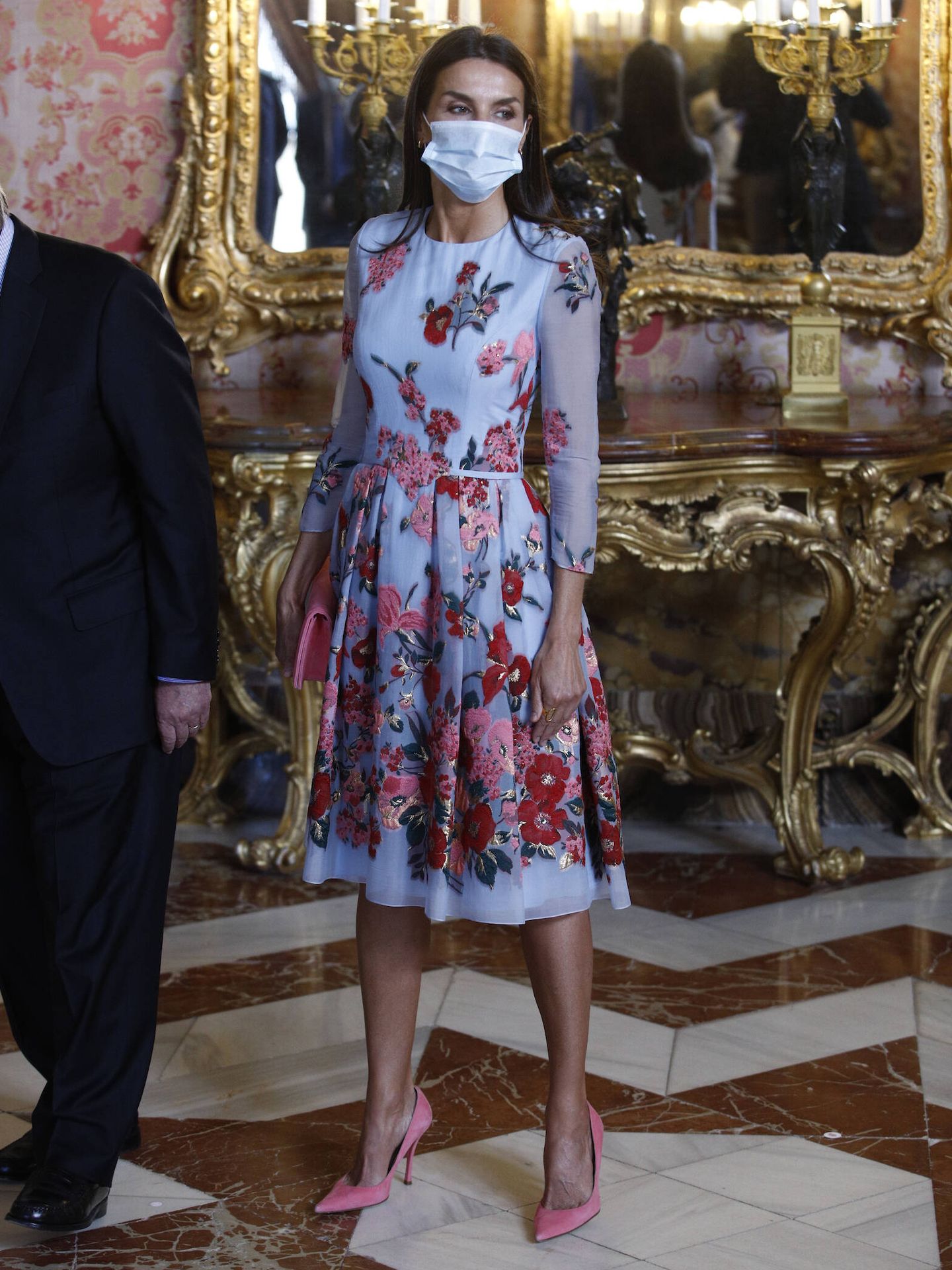 La reina Letizia, con vestido de flores de Carolina Herrera. (LP)