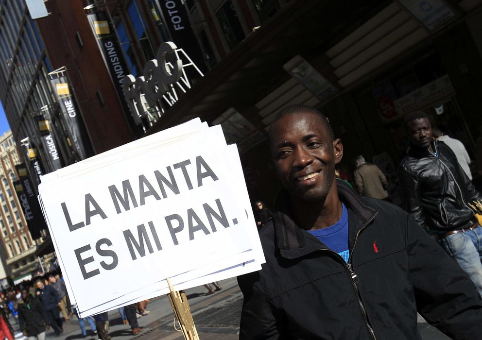 Foto: Un vendedor ambulante se manifiesta contra la penalización del "top manta" hace un mes. (EFE)