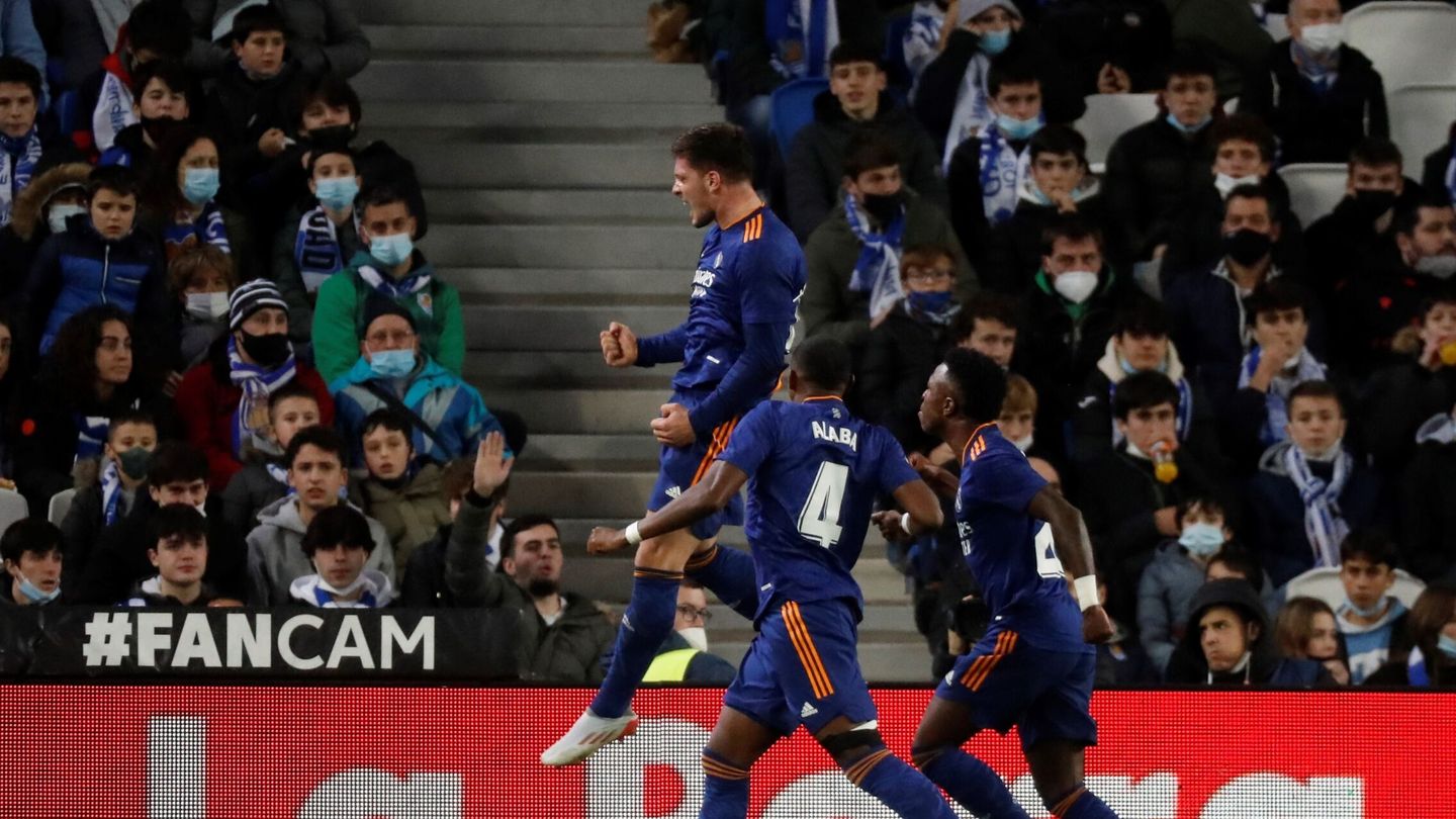 Jovic celebra el segundo gol del Madrid en San Sebastián. (EFE/Javier Etxezarreta)