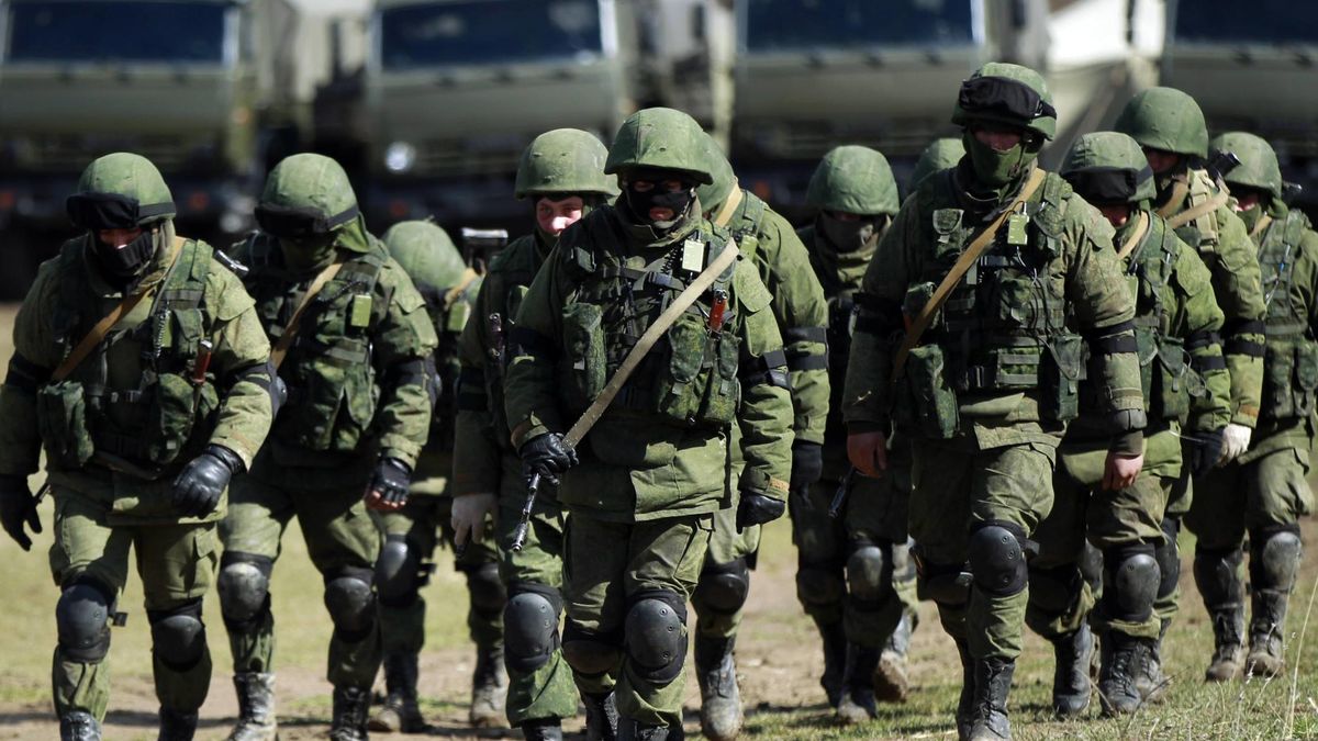 "Hay tropas rusas y carros de combate en las fronteras orientales de Ucrania"