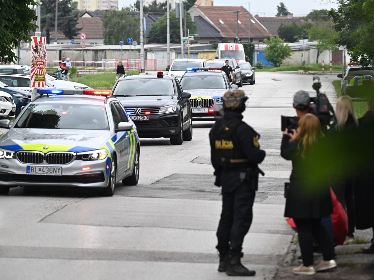 Foto: La policía eslovaca en los alrededores de la zona donde fue tirotrado Robert Fico. (Martin Baumann/TASR)