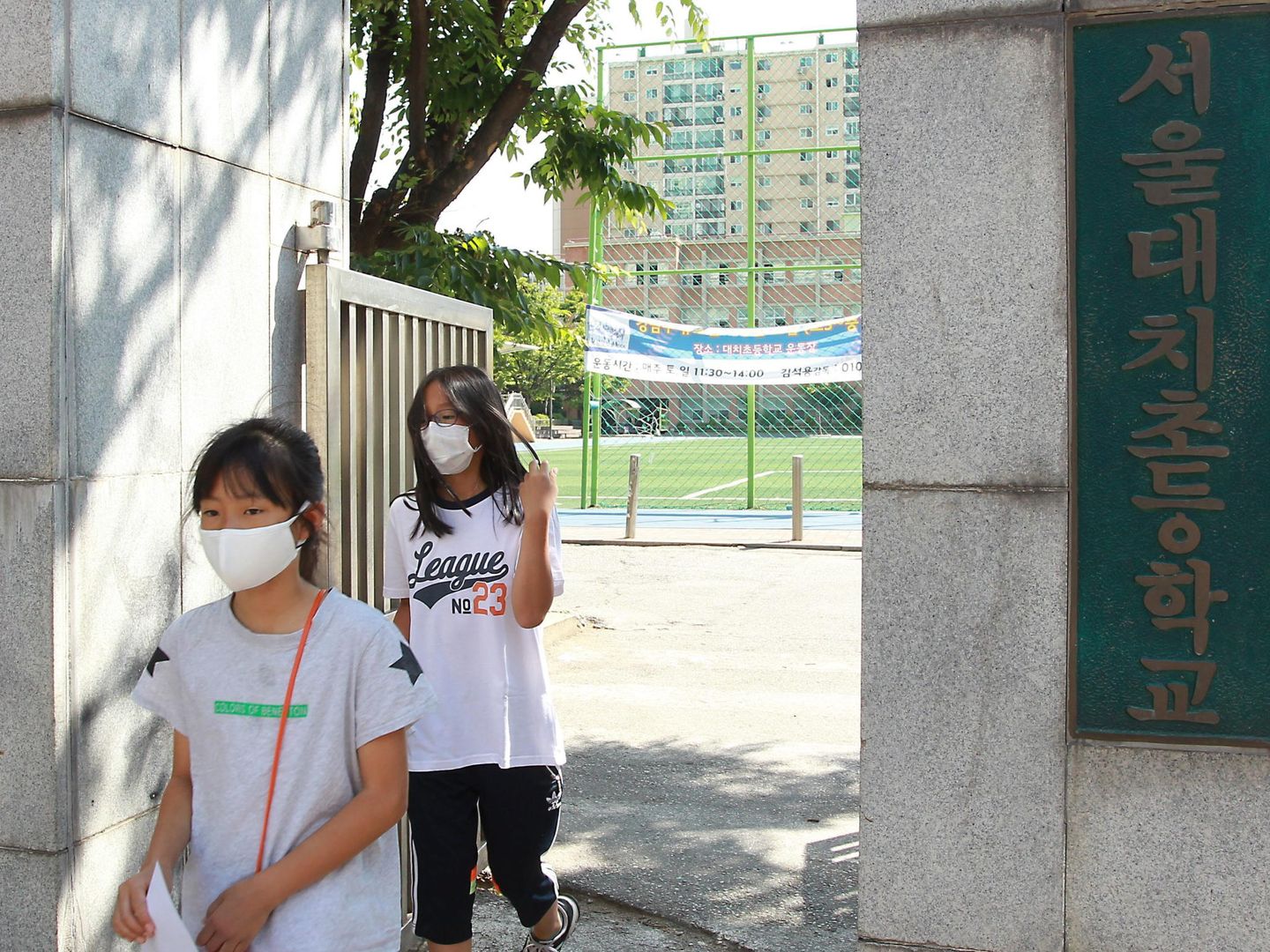 Dos niñas salen de un colegio clausurado en Corea del Sur. (Reuters)