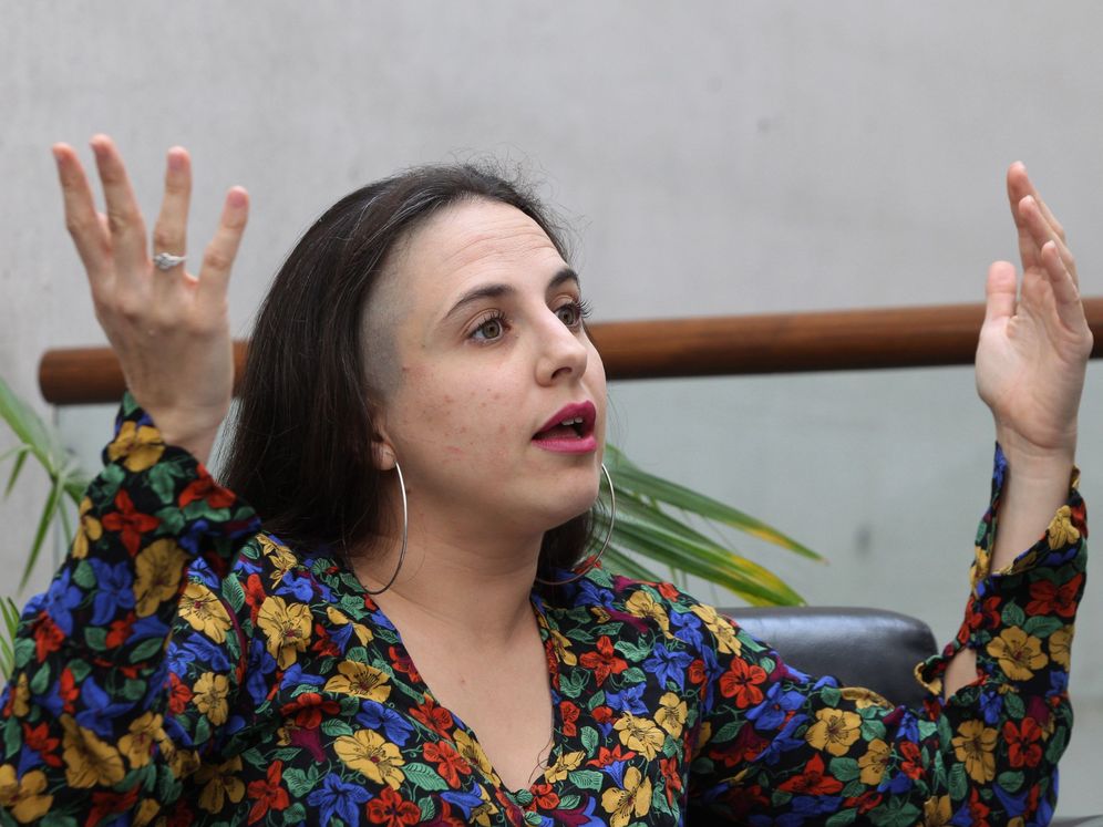 Foto: La escritora Cristina Morales durante una entrevista por el Premio Herralde de Novela 2018 (EFE/Mario Guzmán)