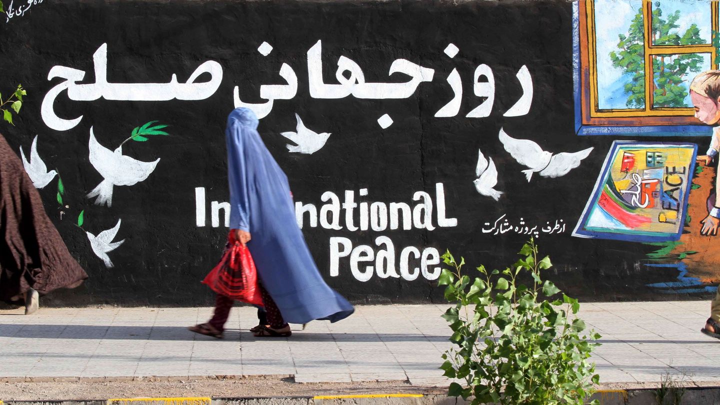 Una mujer pasa delante de un mural en Herat (Afganistán) este 29 de agosto. (EFE)