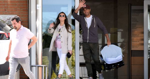 Foto:  Ana y Fernando, saliendo del hospital. (Cordon Press)