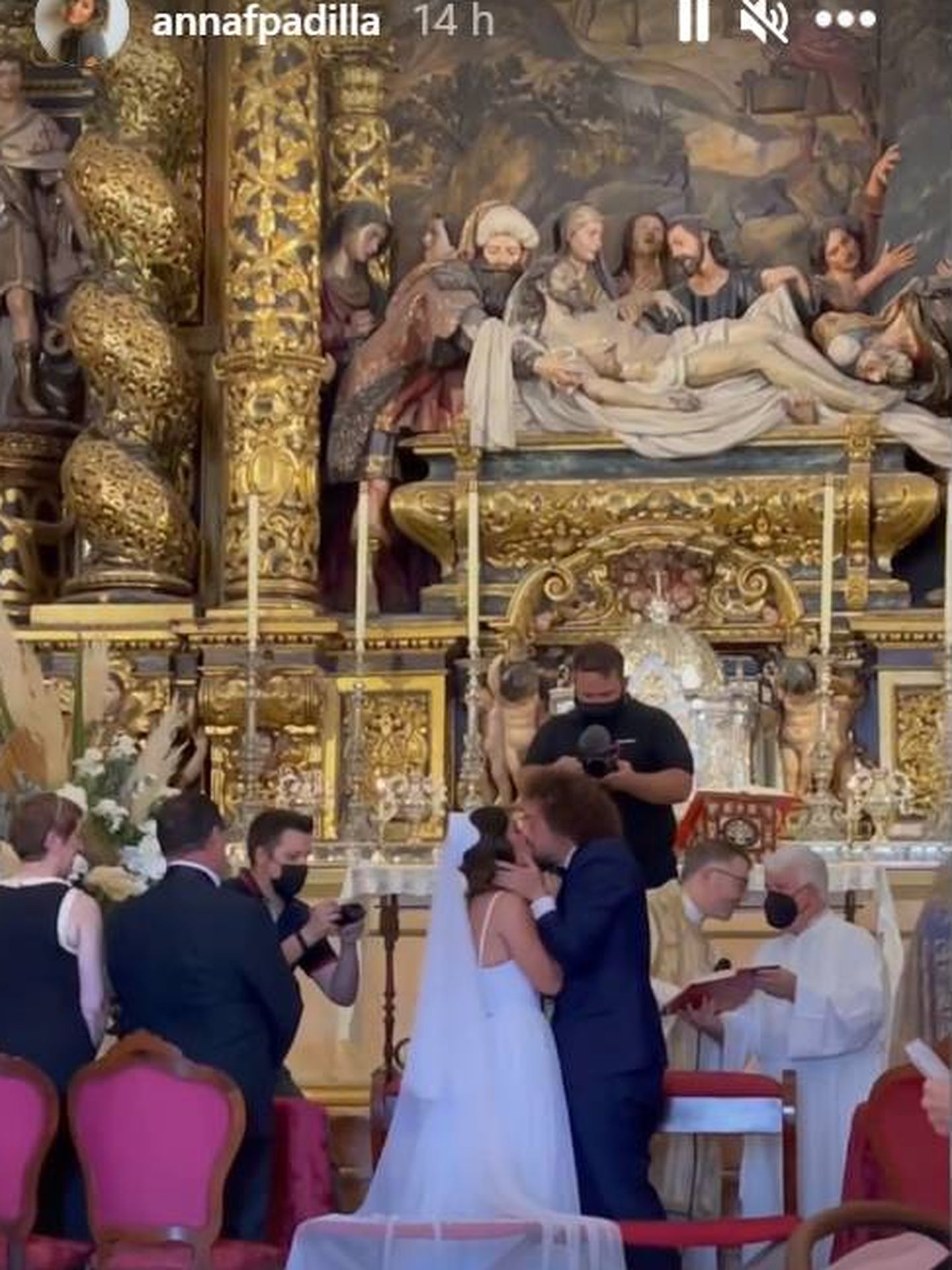 José Antonio León y Rocío Madrid se besan ante el altar. (IG)