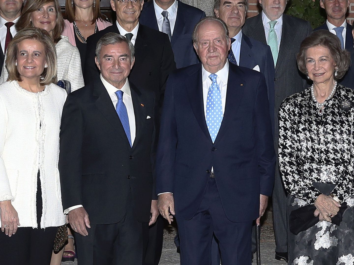 Los Reyes Juan Carlos y Sofía acompañados por el presidente del Círculo de Empresarios, Javier Vega de Seoane y la ministra de Empleo y Seguridad Social, Fátima Báñez. (EFE)