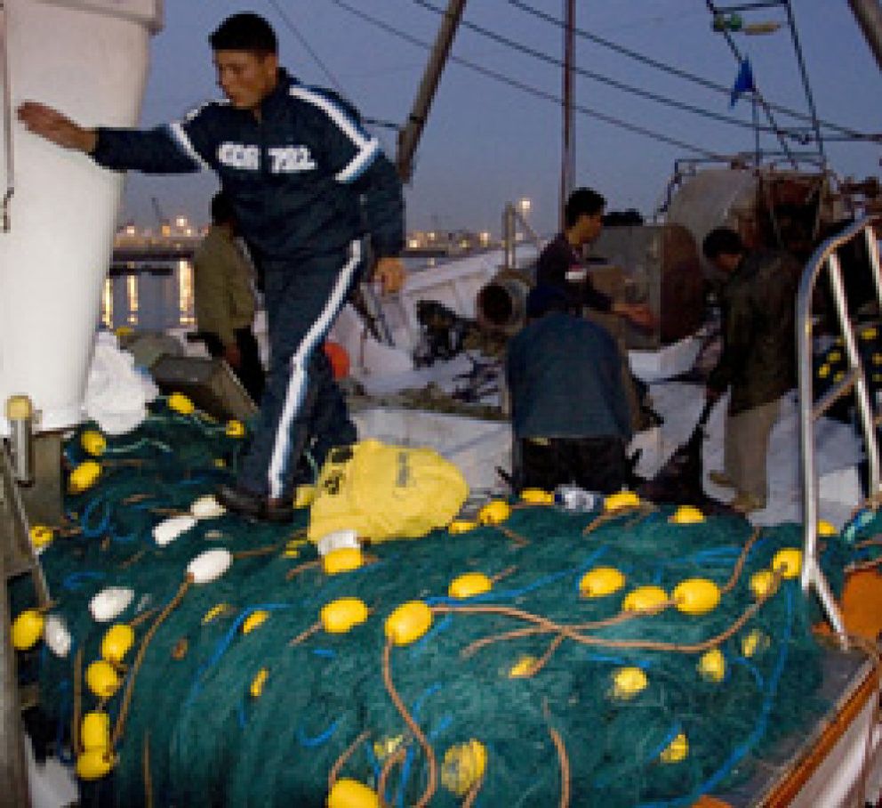 Foto: Descubren a un barco marroquí pescando con redes ilegales en aguas protegidas españolas