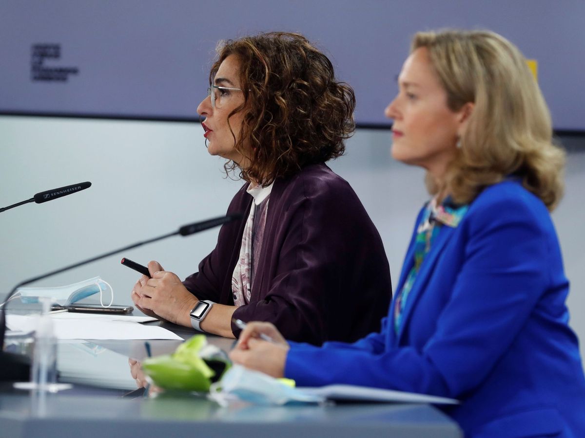 Foto: Las ministra de Hacienda, María Jesús Montero, y la vicepresidenta económica, Nadia Calviño. (Efe)