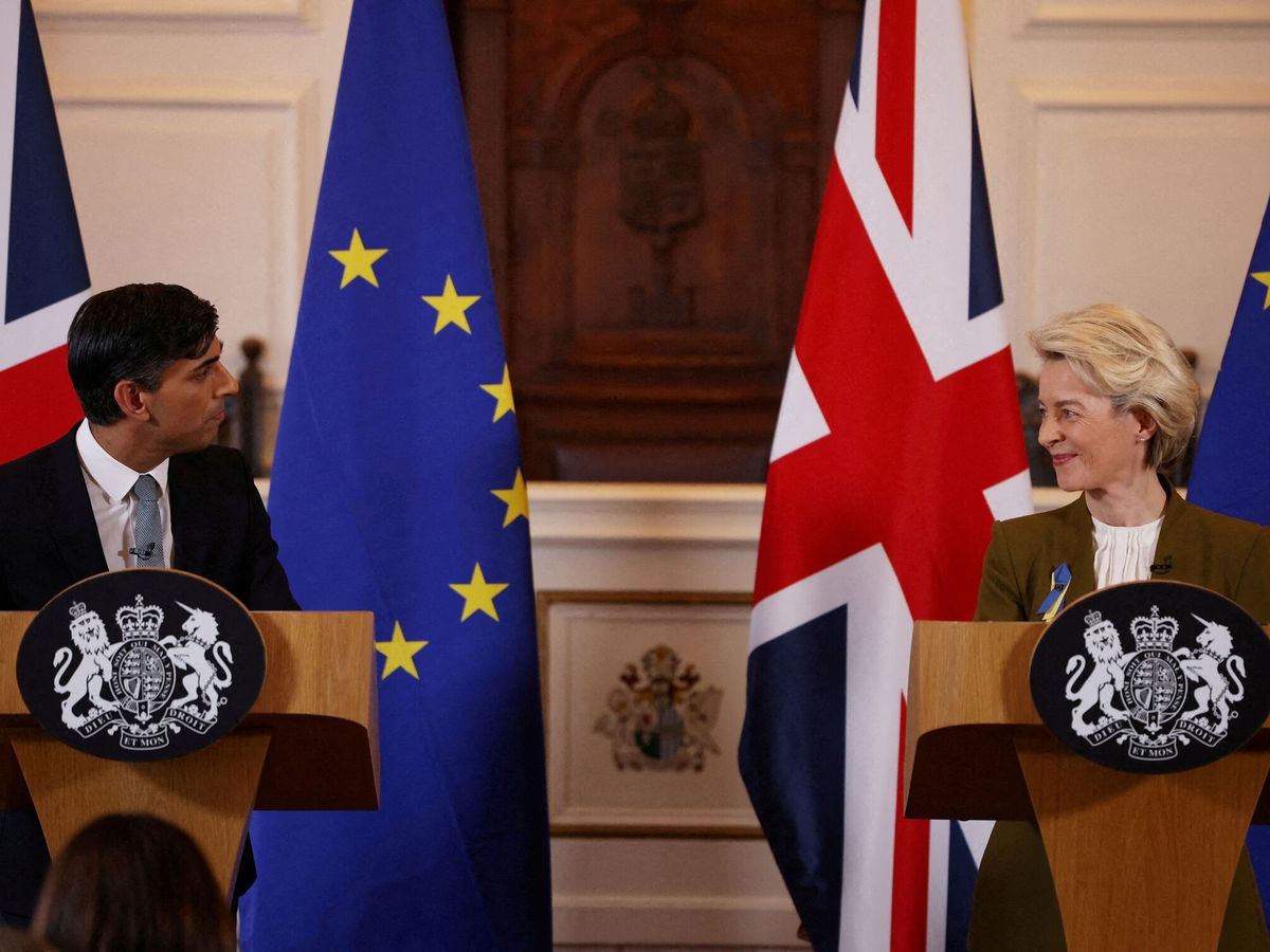 Foto: El Primer Ministro británico Rishi Sunak y la Presidenta de la Comisión Europea Ursula von der Leyen ofrecen una rueda de prensa en Windsor Guildhall. (Reuters)