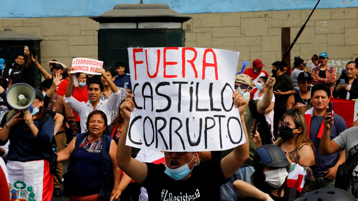 Pedro Castillo, arrestado y destituido tras lanzar un autogolpe de Estado en Perú