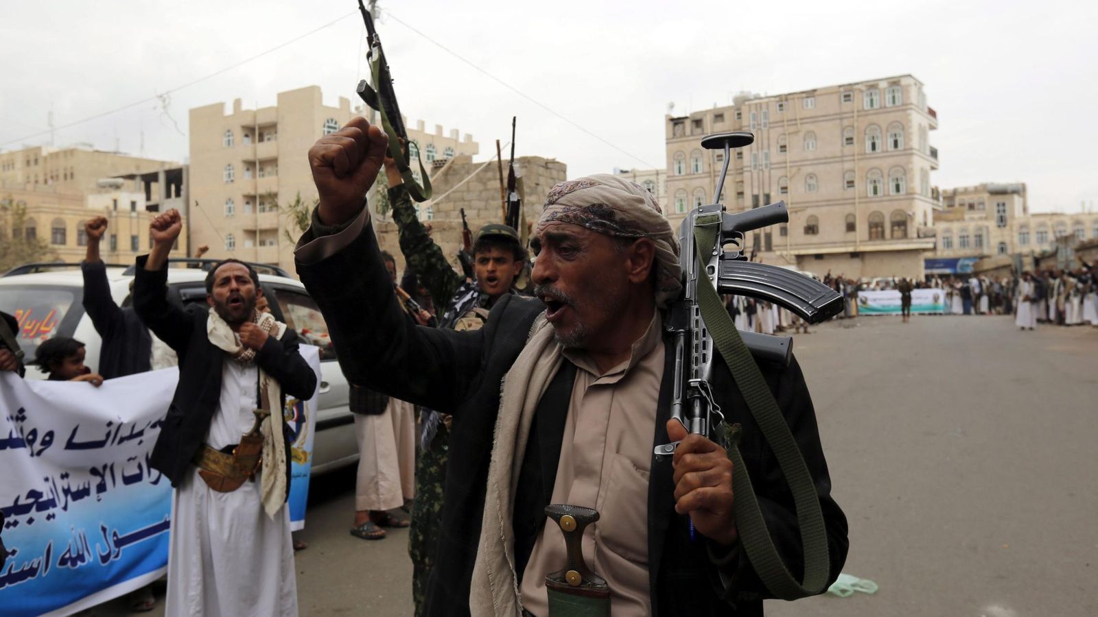 Foto: Rebeldes hutíes se manifiestan en Sanaa, el 8 de diciembre de 2015 (EFE)