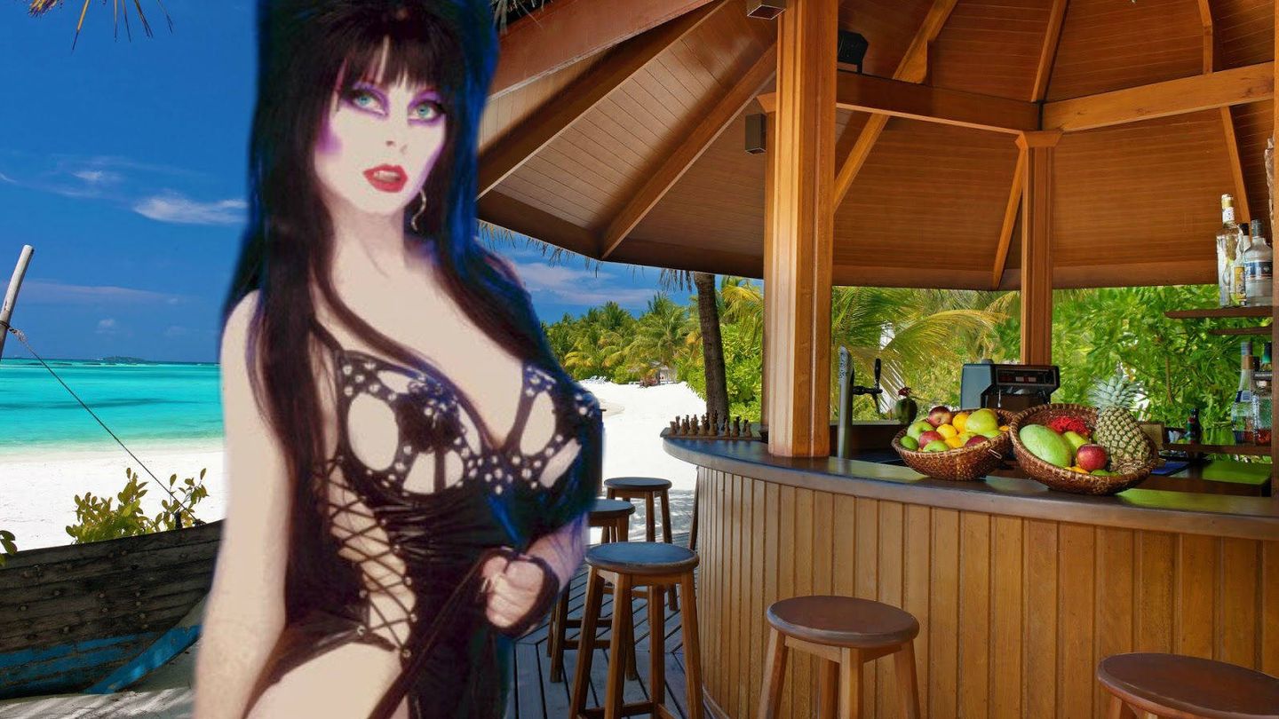 Elvira, reina de las tinieblas, en una visita al chiringuito.