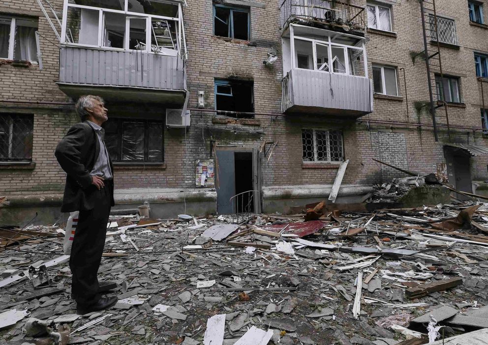 Foto: Un hombre contempla un edificio dañado por morteros del Ejército ucraniano en Slaviansk, al este de Ucrania. (Reuters)