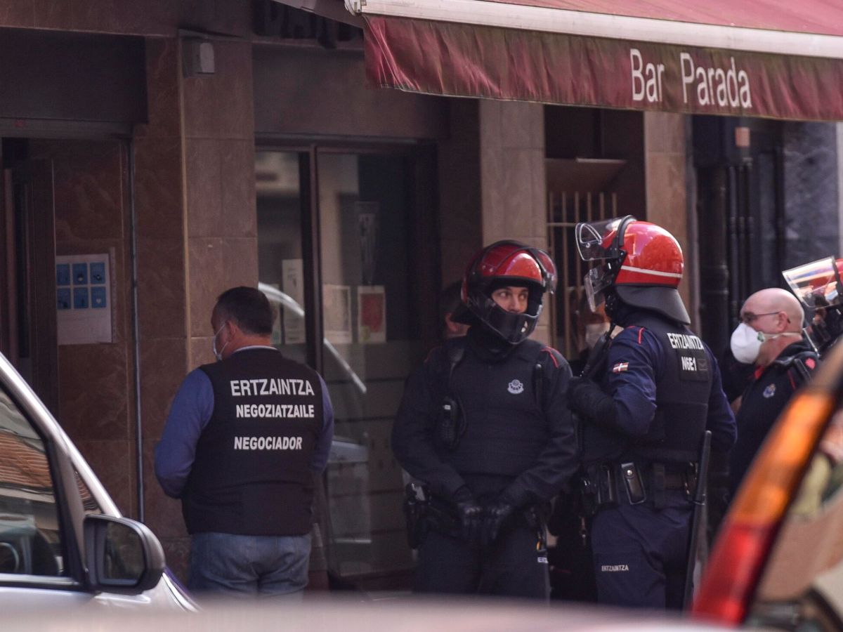 Foto: Agentes de la Ertzaintza negocian con el hombre atrincherado esta mañana. (EFE/Miguel Toña)