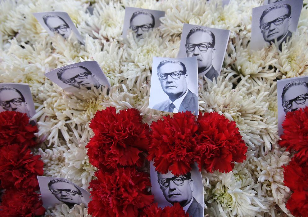 Foto: Detalle de un arreglo floral con fotos del presidente chileno asesinado Salvador Allende (Efe).