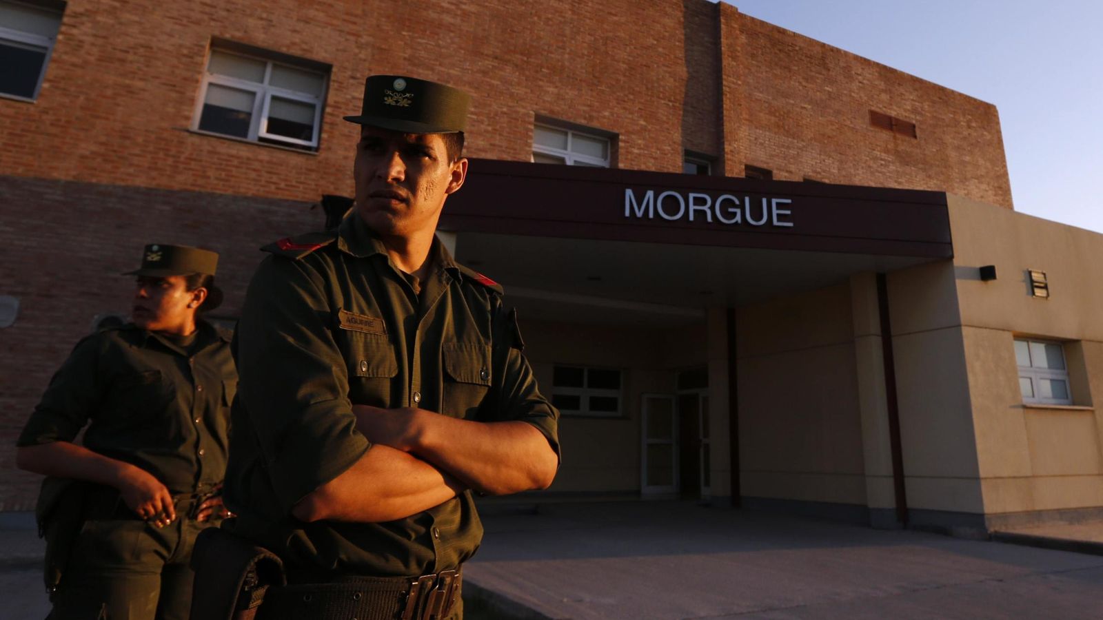 Foto: Policías de frontera argentinos frente a una morgue en La Rioja, en marzo de 2015