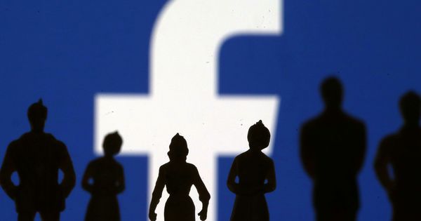 Foto: Siluetas de pequeñas figuras frente al logotipo de Facebook. (Reuters)