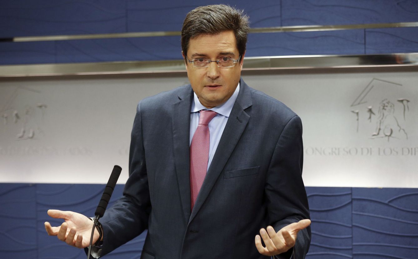 Óscar López, portavoz socialista en el Senado, este 21 de abril en rueda de prensa en el Congreso. (EFE)