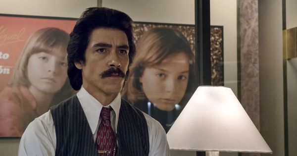 Foto: Óscar Jaenada en su papel de Luisito Rey en la serie 'Luis Miguel' de Netflix. (Efe)