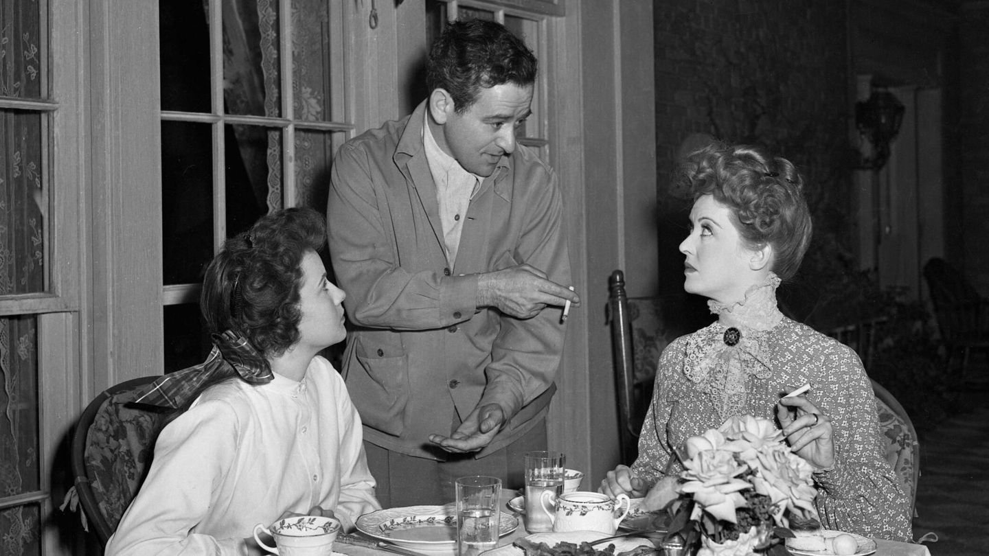 Wyler dirigiendo a Bette Davis y Teresa Wright en 'La loba', tres años después de 'Jezabel'. (CP)