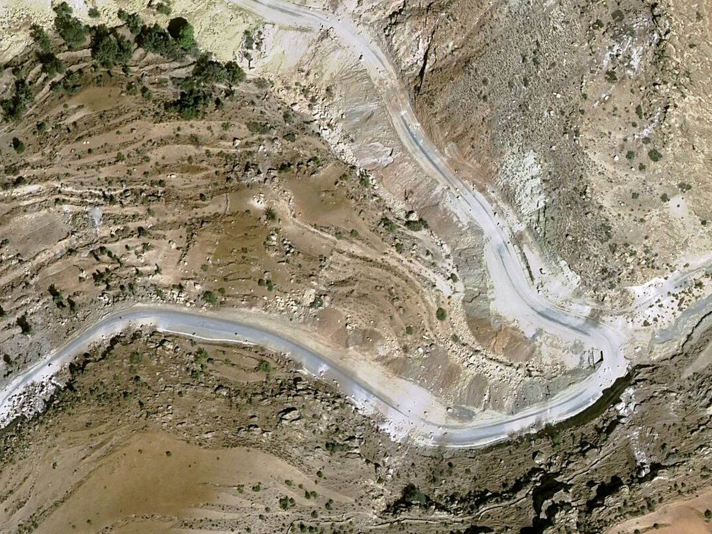 La carretera que conecta Amizmiz y Tafeghaghte se ha visto afectada por el terremoto (Pléiades Neo © Airbus DS, 2023)