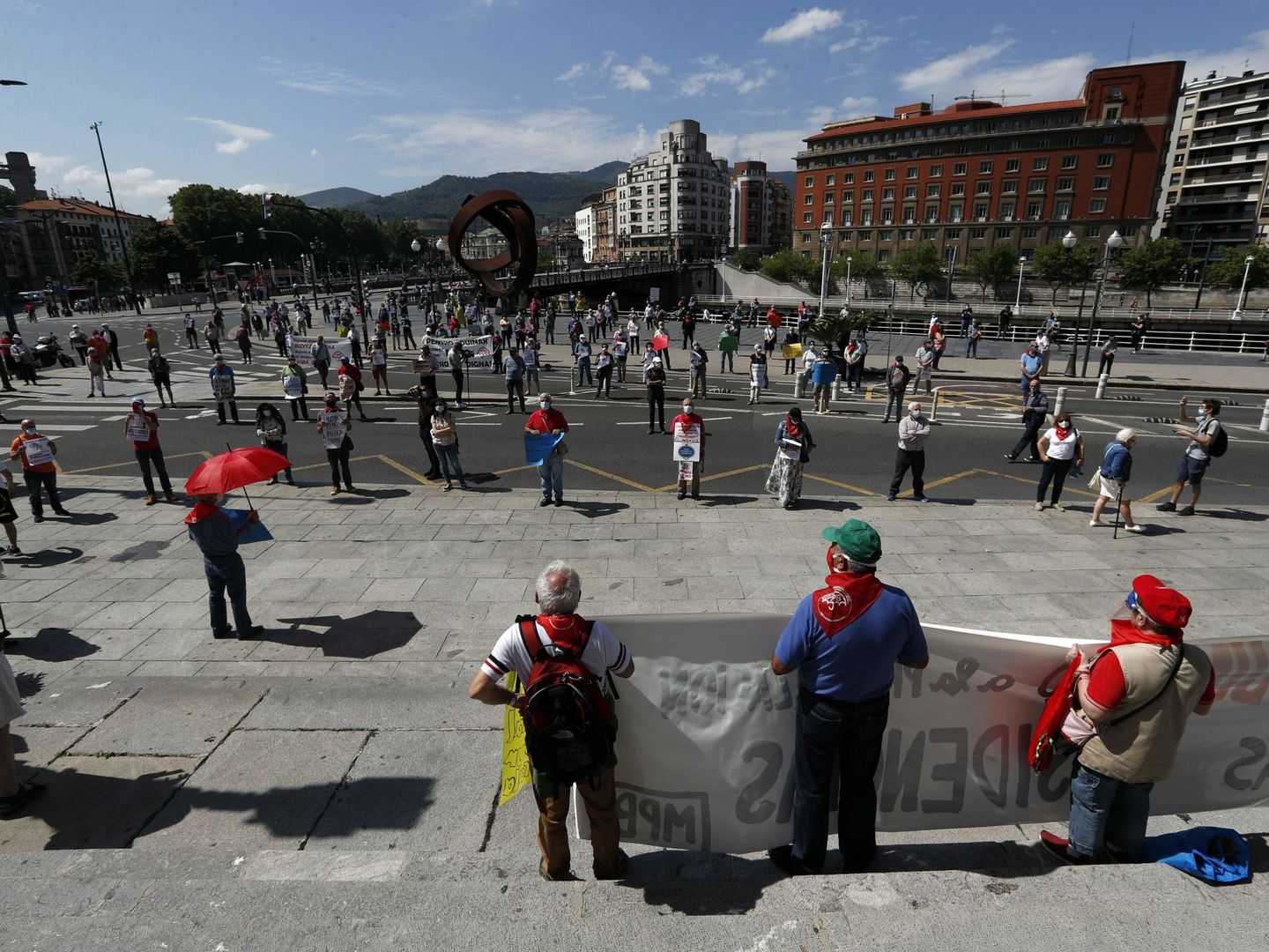Los pensionistas guardan este lunes en Bilbao un minuto de silencio por las víctimas del covid-19, tras retomar sus protestas. (EFE)