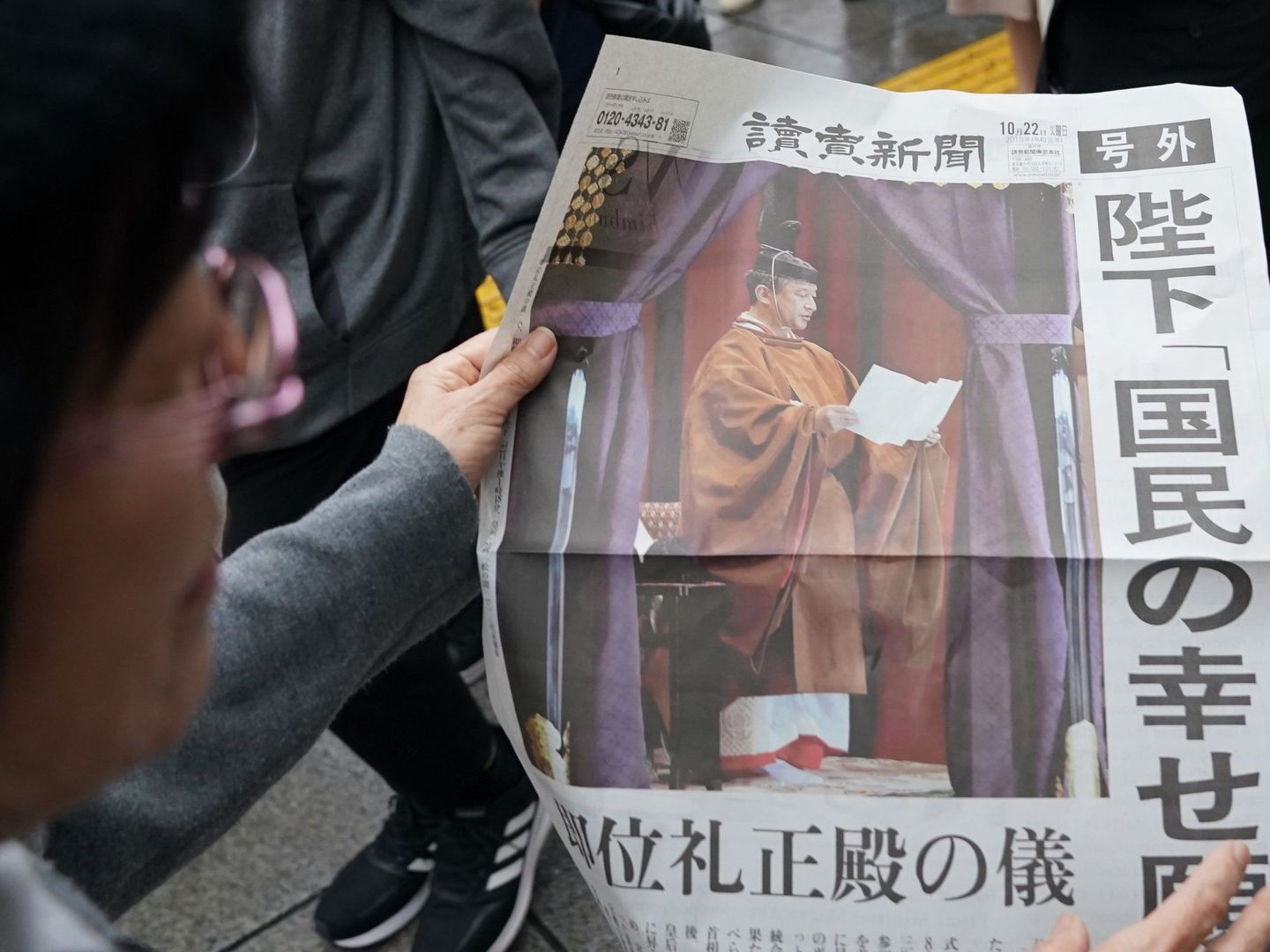 El emperador, en la portada de los periódicos. (Reuters)