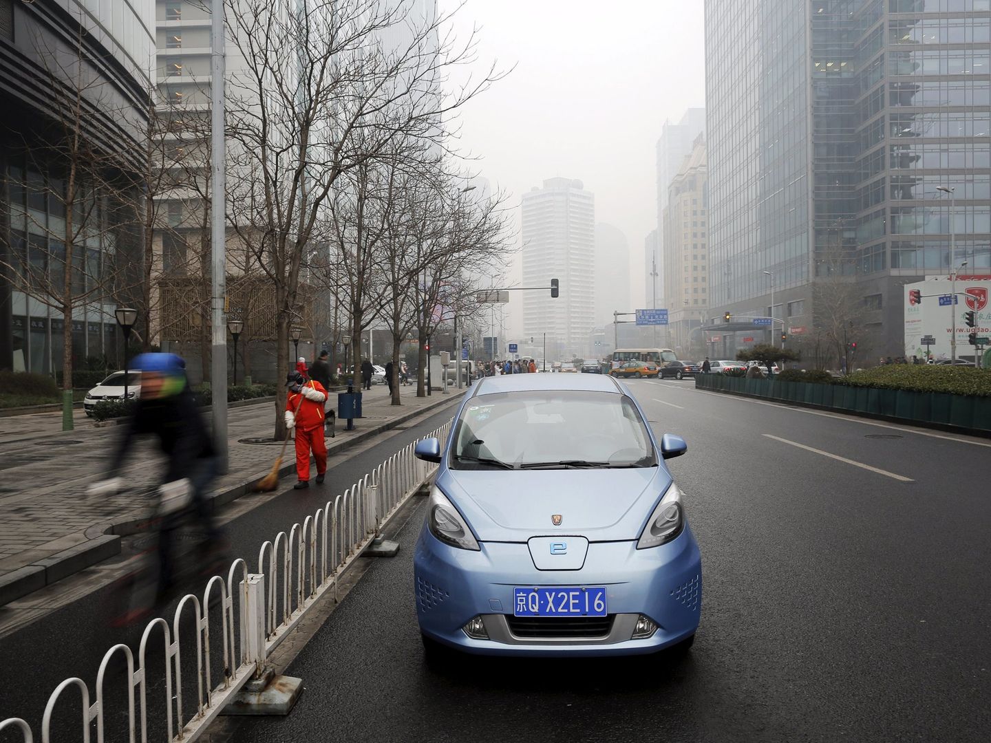 Coche eléctrico en las calles de Pekín. (Reuters)