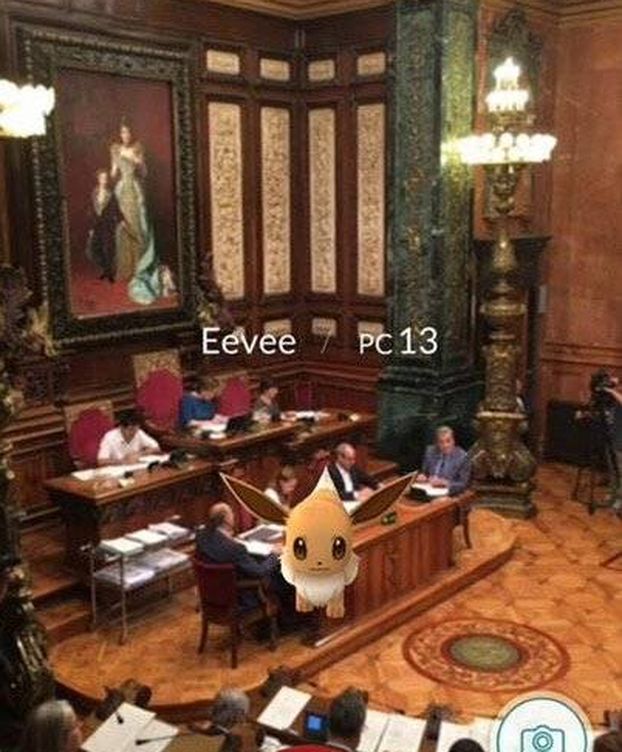 Foto: El Pokémon ha aparecido cerca de la alcaldesa Ada Colau. (Alberto Fernández/PP)
