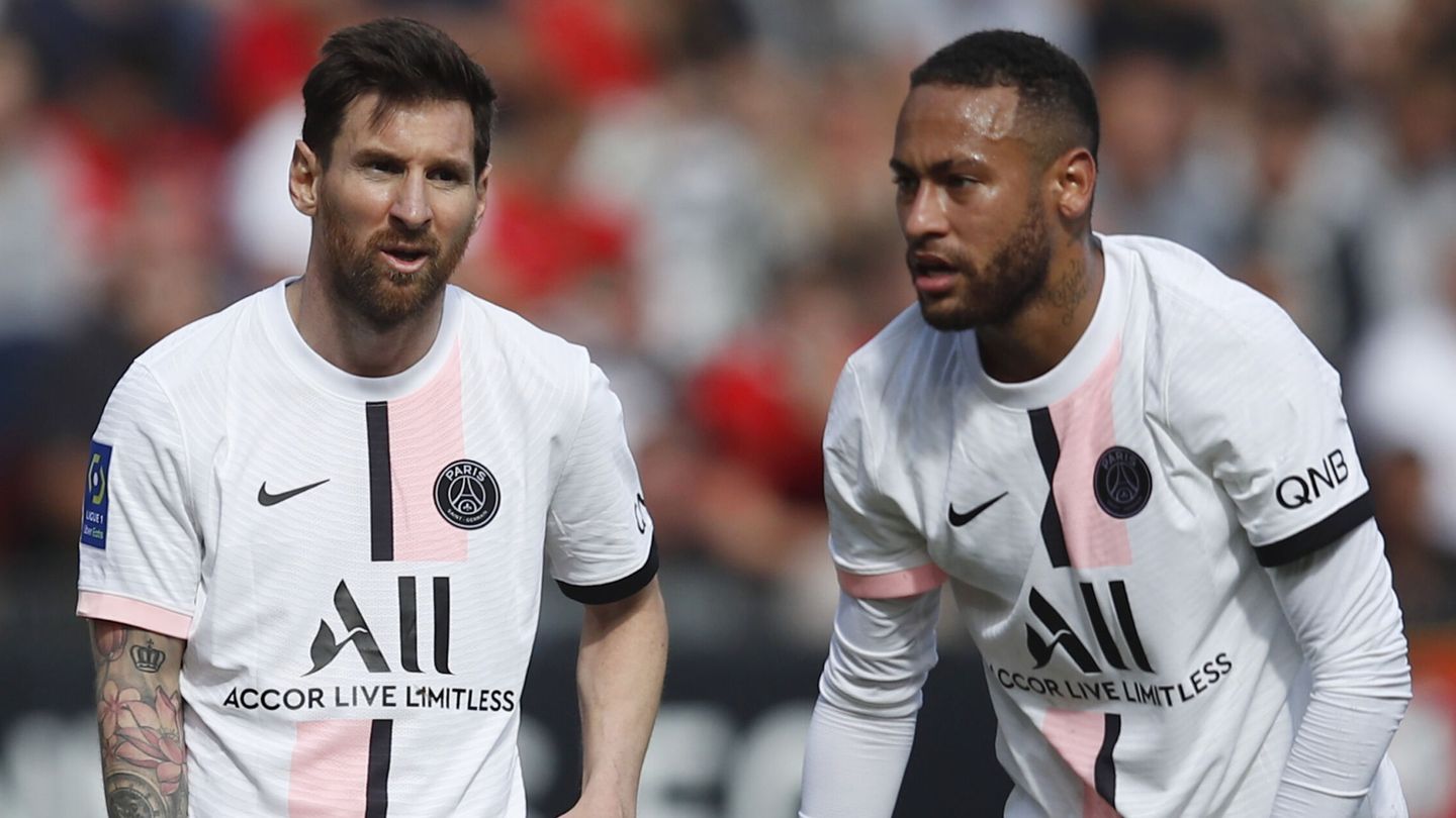 Messi y Neymar, durante un encuentro de la Ligue 1. (EFE)