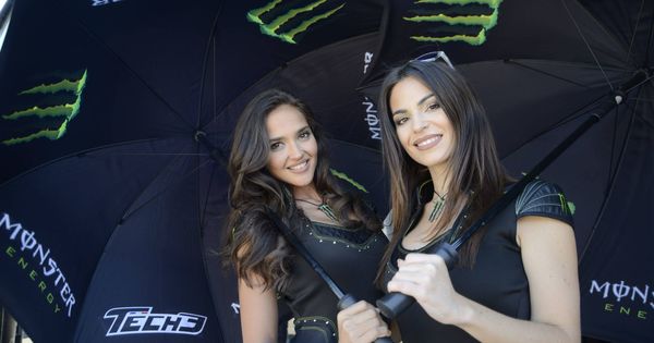 Foto: Dos azafatas con el paraguas habitual de las carreras. (Cordon Press).