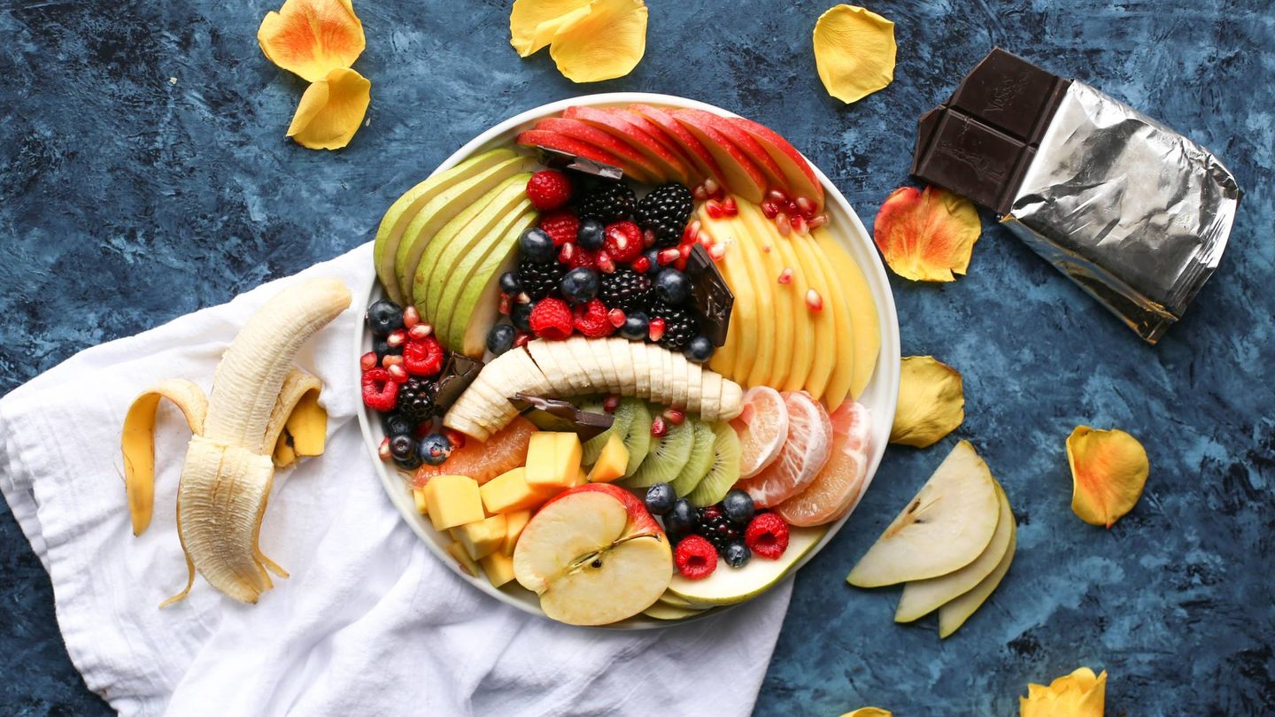 Frutas y verduras son importantes en una dieta equilibrada. (Brenda Gonidez para Unsplash)